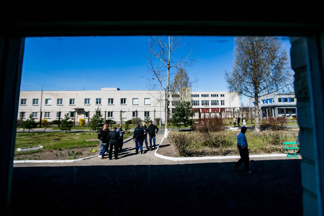 Kauno vyskupas plovė kaliniams kojas