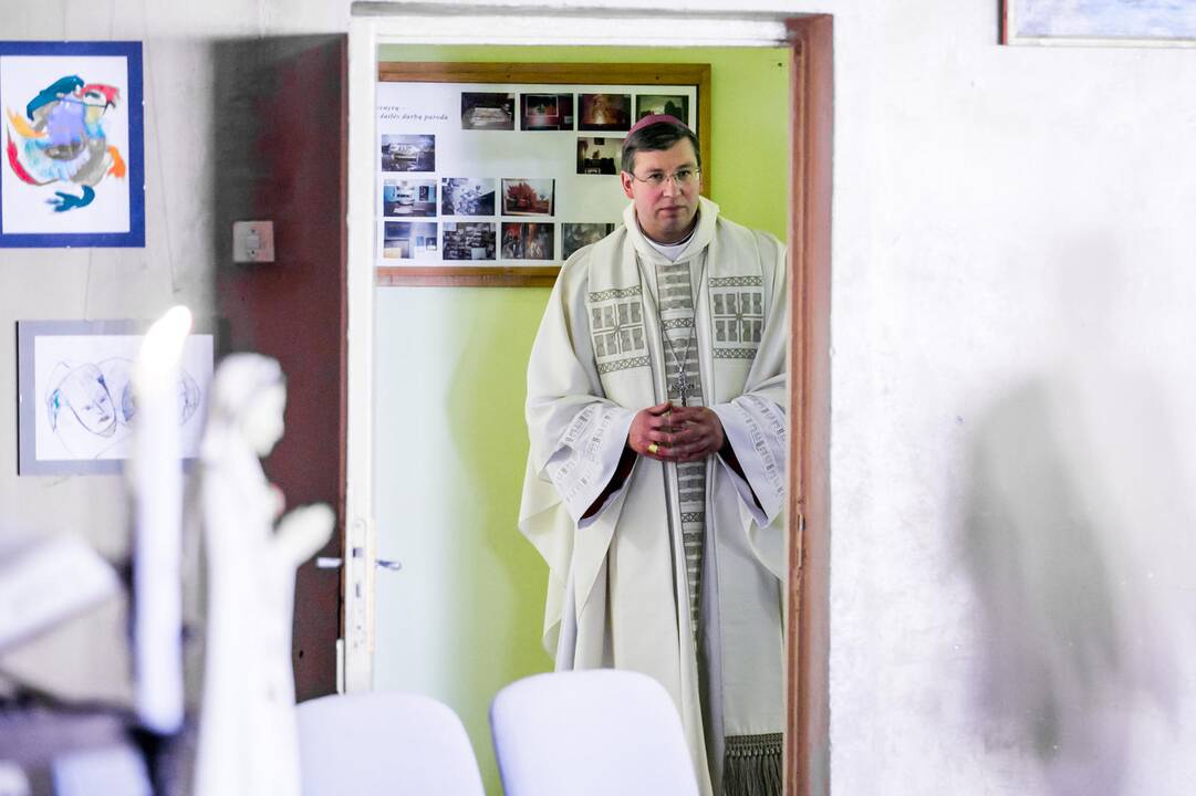 Kauno vyskupas plovė kaliniams kojas
