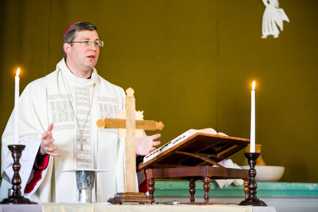 Kauno vyskupas plovė kaliniams kojas