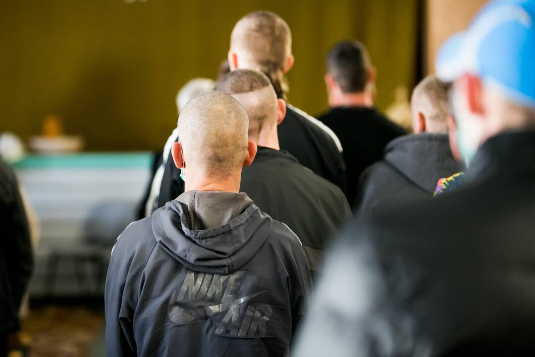 Kauno vyskupas plovė kaliniams kojas