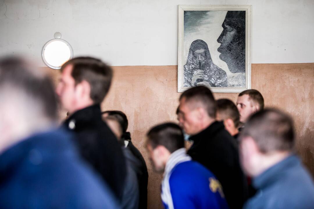 Kauno vyskupas plovė kaliniams kojas