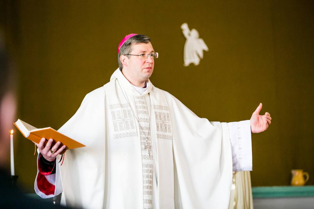 Kauno vyskupas plovė kaliniams kojas