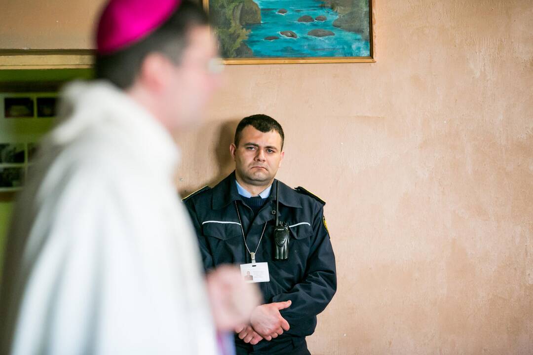 Kauno vyskupas plovė kaliniams kojas