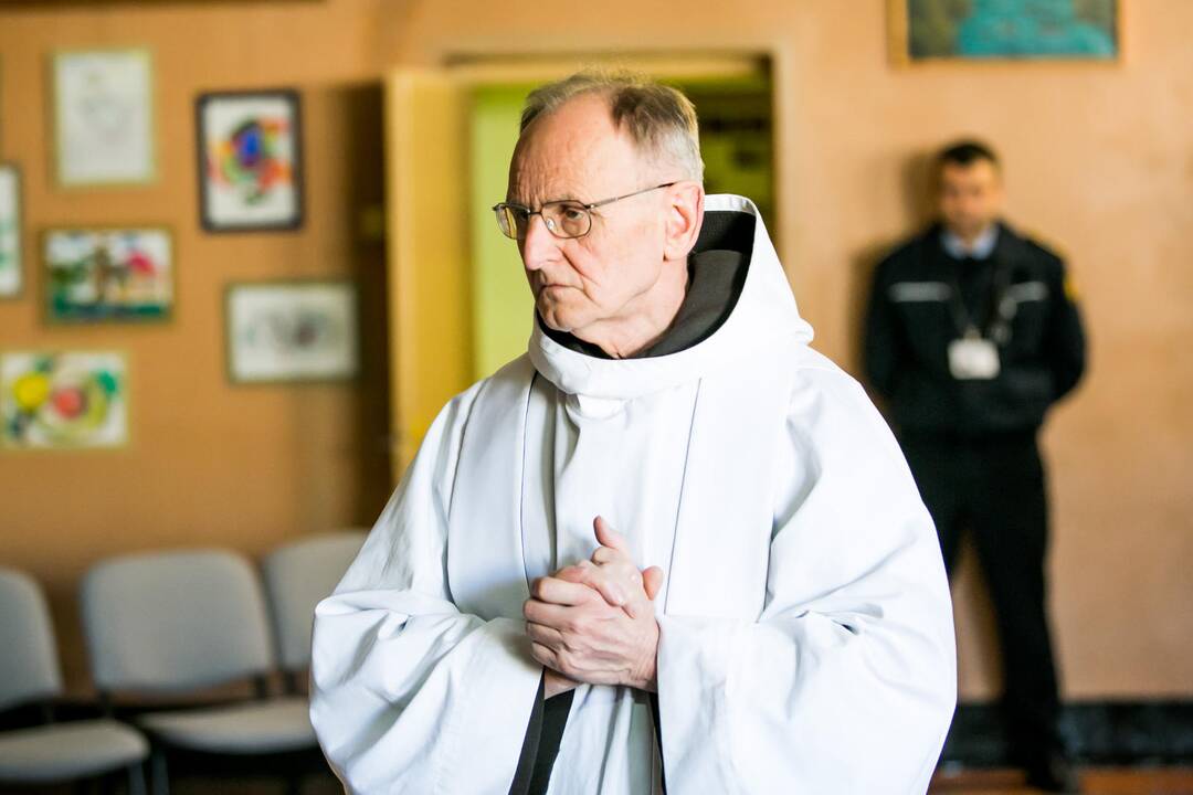 Kauno vyskupas plovė kaliniams kojas