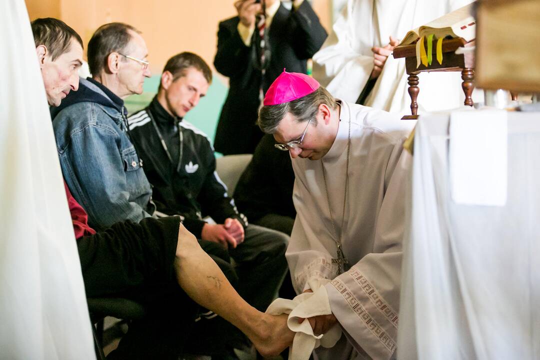 Kauno vyskupas plovė kaliniams kojas