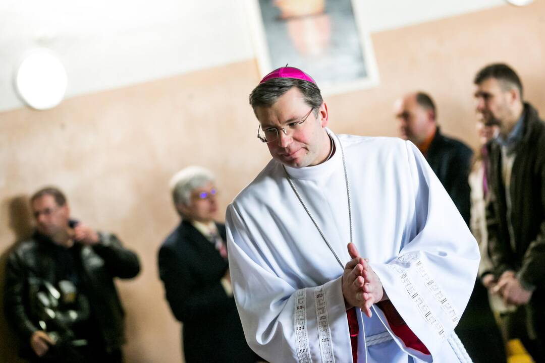 Kauno vyskupas plovė kaliniams kojas