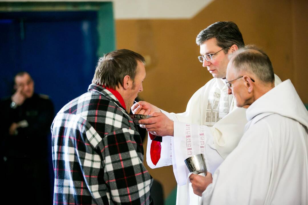 Kauno vyskupas plovė kaliniams kojas