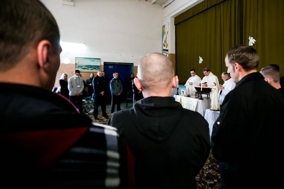 Kauno vyskupas plovė kaliniams kojas