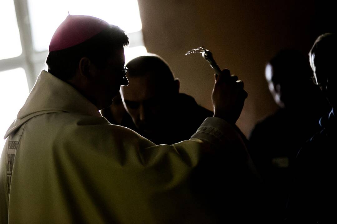 Kauno vyskupas plovė kaliniams kojas