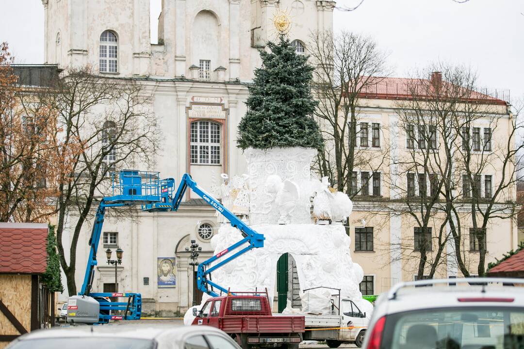 Kauno eglė papuošta angelais