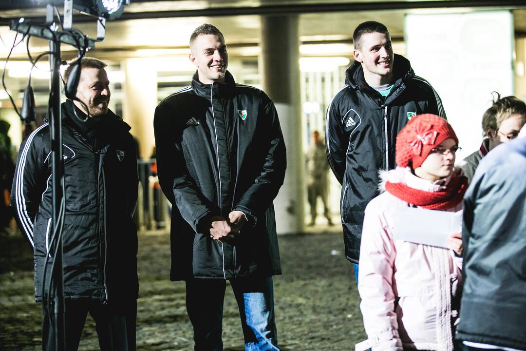 Prie „Žalgirio“ arenos įžiebta Kalėdų eglė