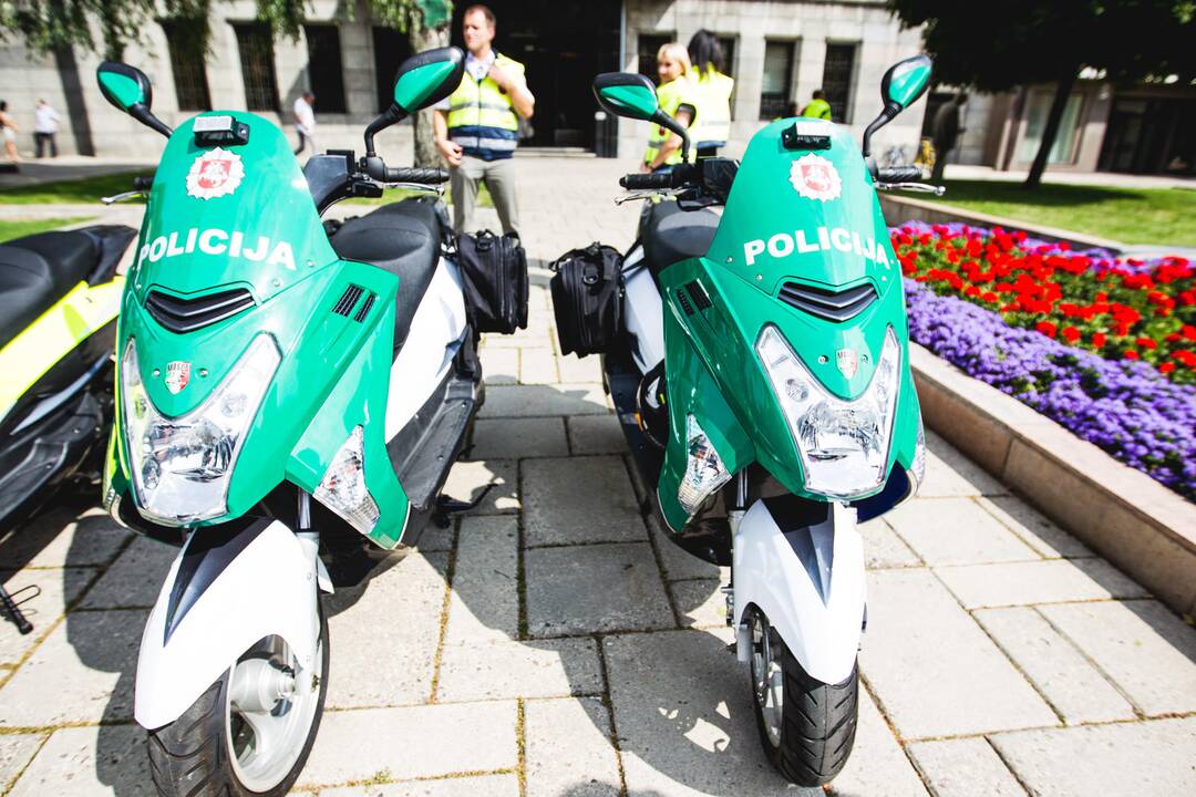 Savivaldybė perdavė motorolerius policijai