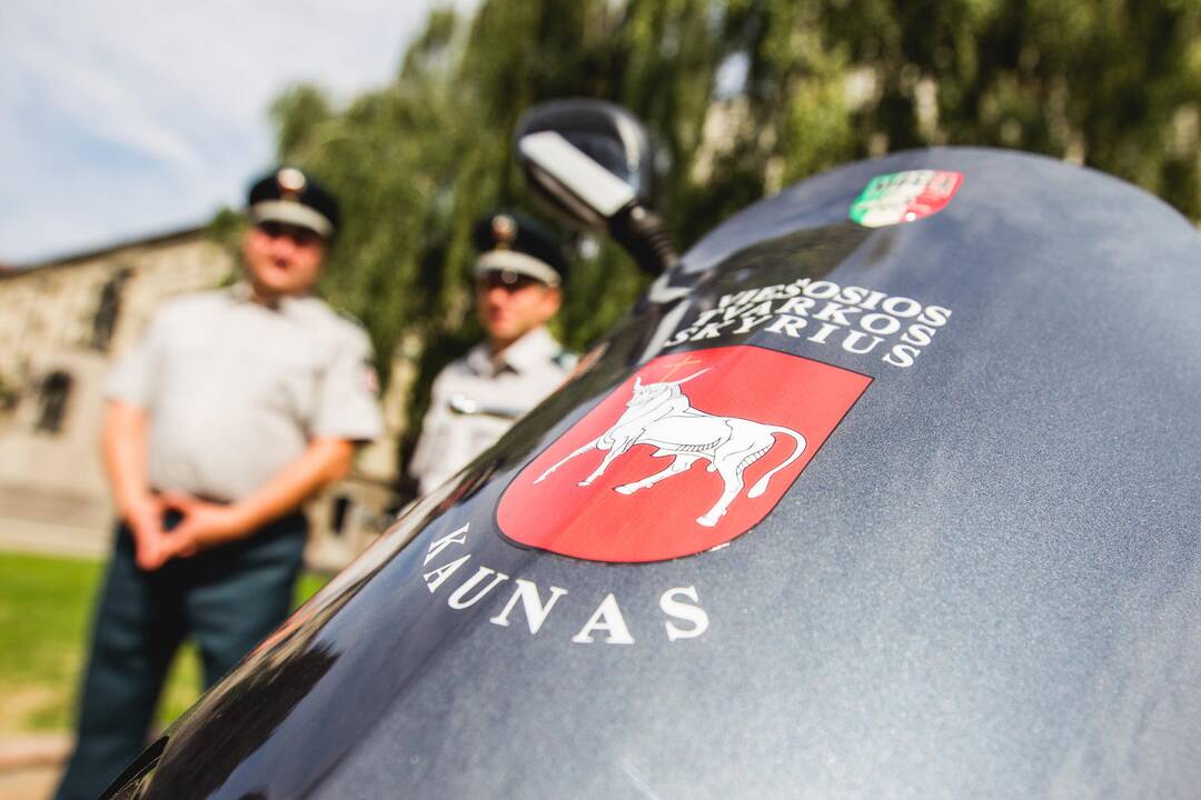 Savivaldybė perdavė motorolerius policijai