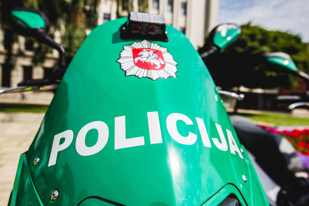 Savivaldybė perdavė motorolerius policijai