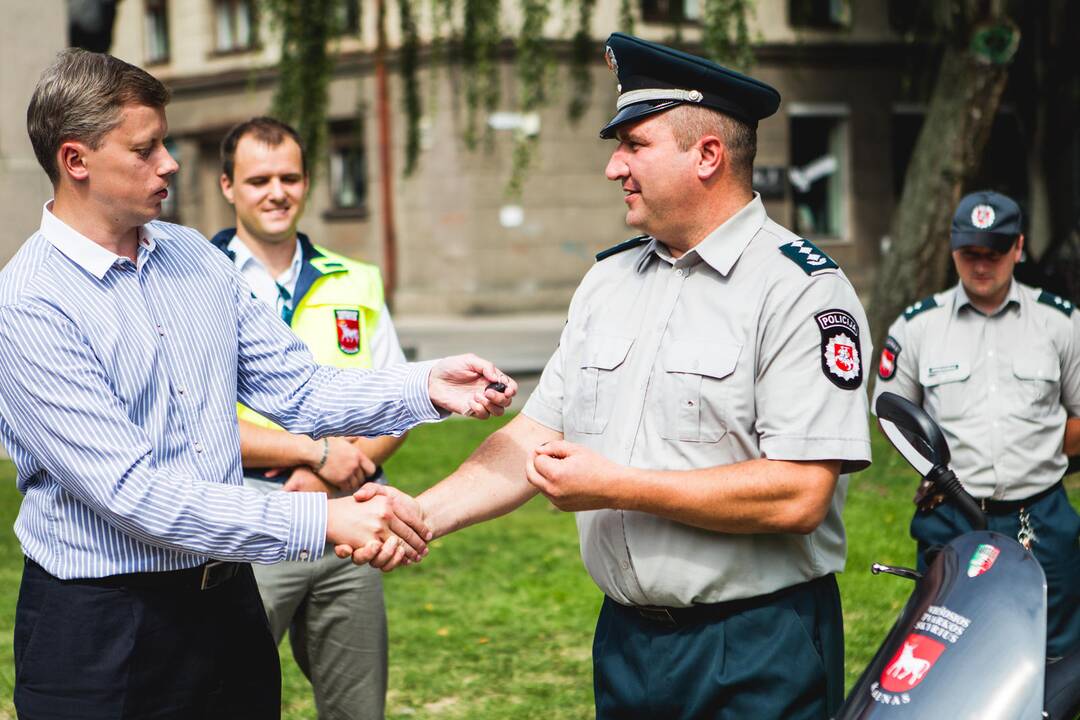 Savivaldybė perdavė motorolerius policijai