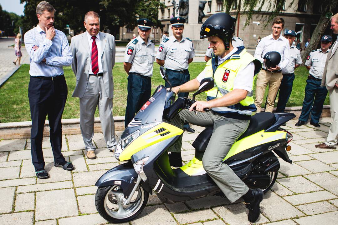 Savivaldybė perdavė motorolerius policijai