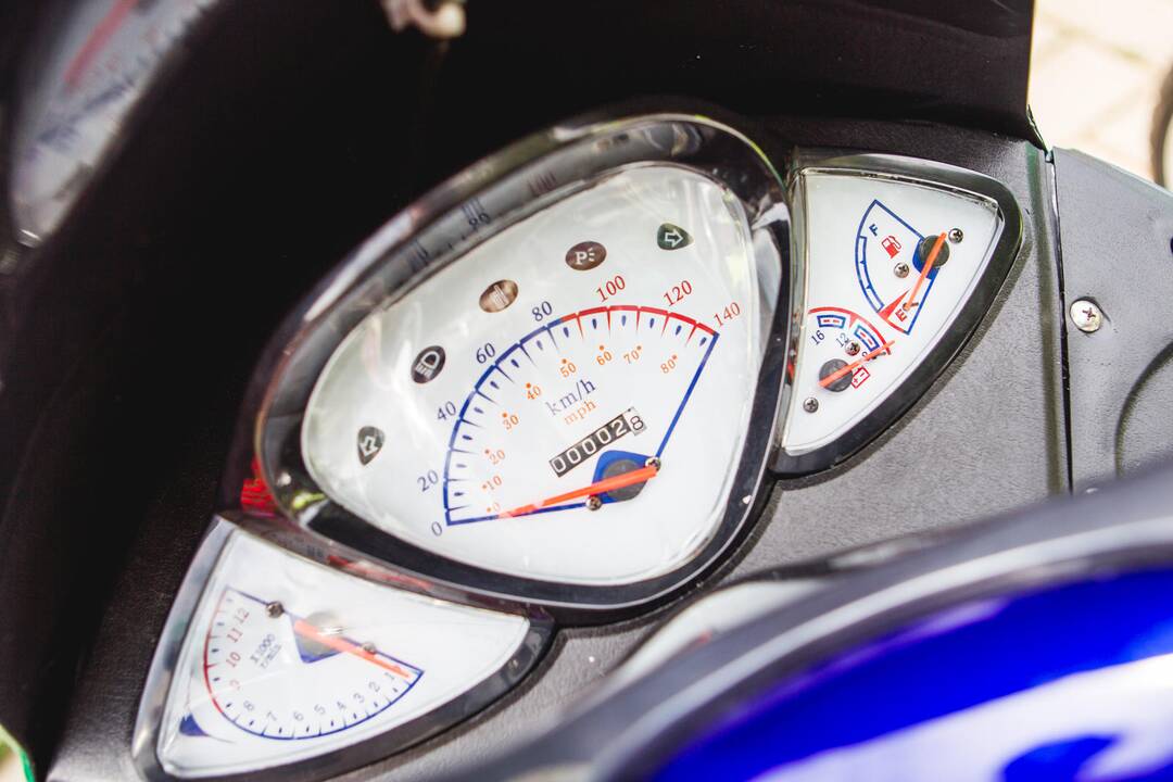 Savivaldybė perdavė motorolerius policijai
