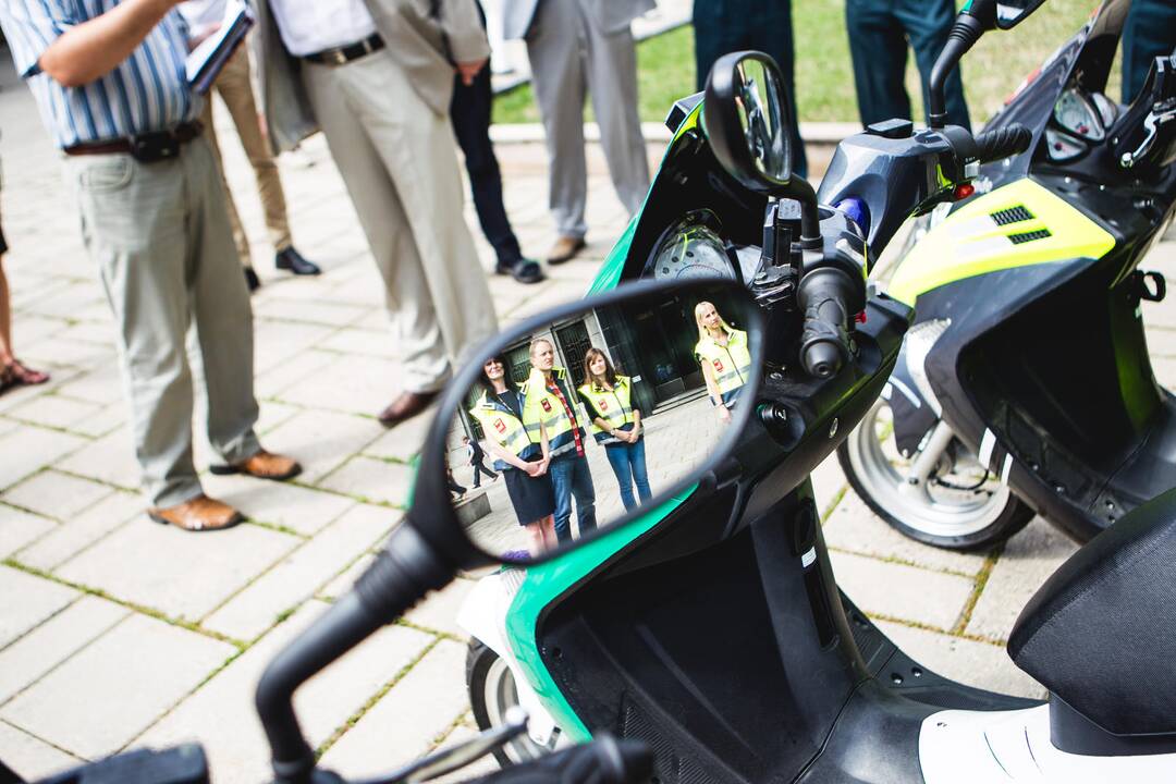 Savivaldybė perdavė motorolerius policijai