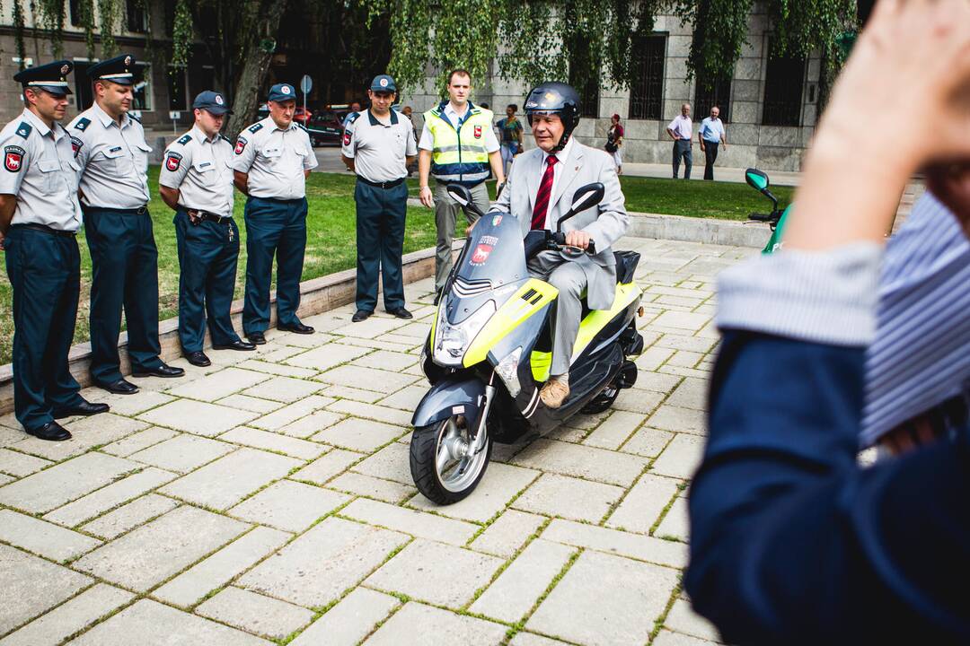 Savivaldybė perdavė motorolerius policijai