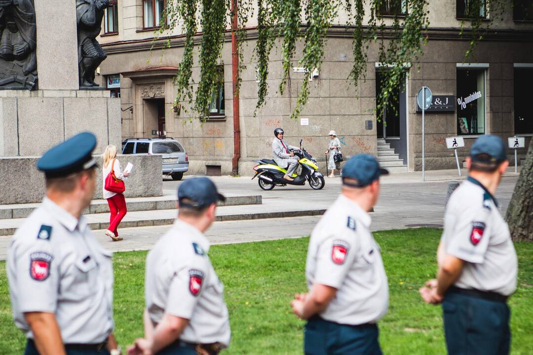 Savivaldybė perdavė motorolerius policijai