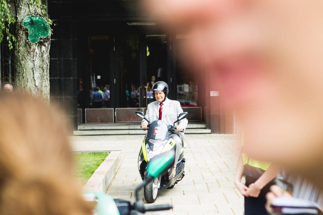 Savivaldybė perdavė motorolerius policijai