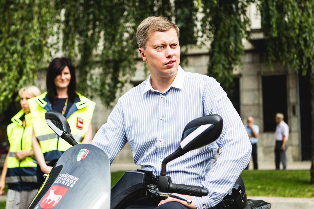Savivaldybė perdavė motorolerius policijai