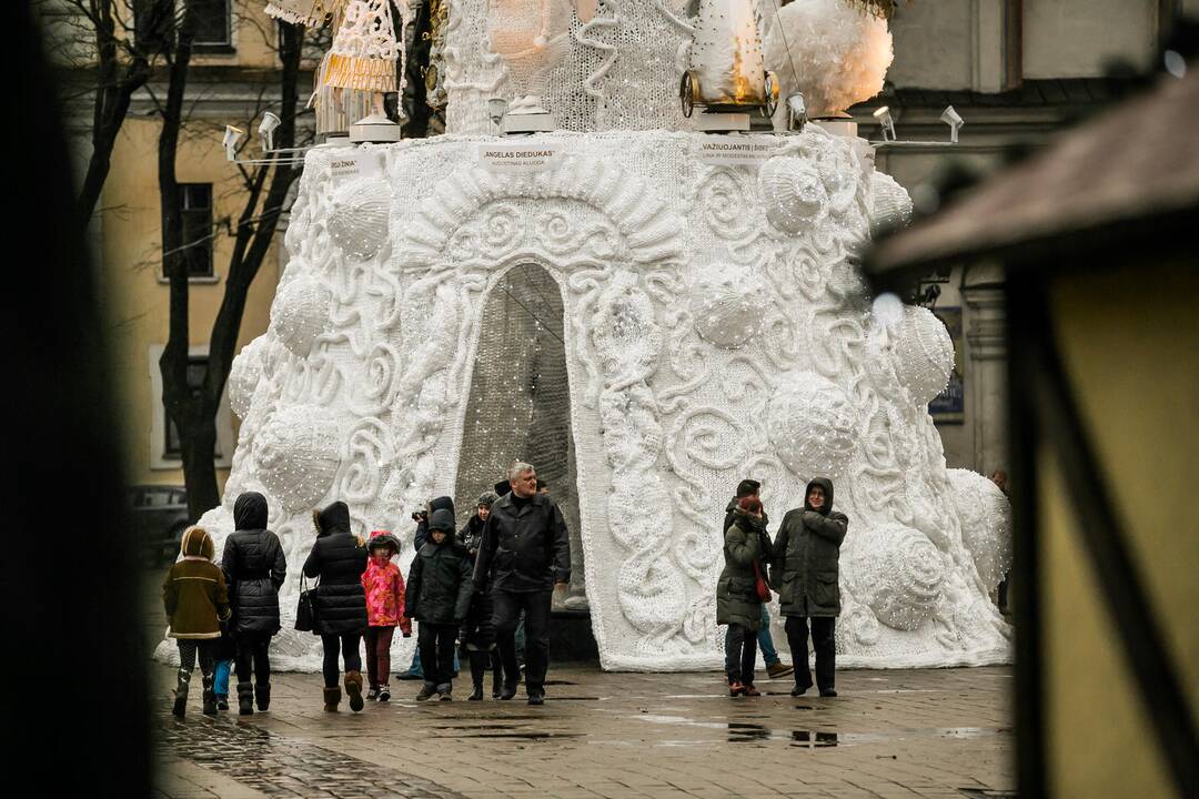 Kauniečiai apžiūrinėja Rotušės aikštės eglutę
