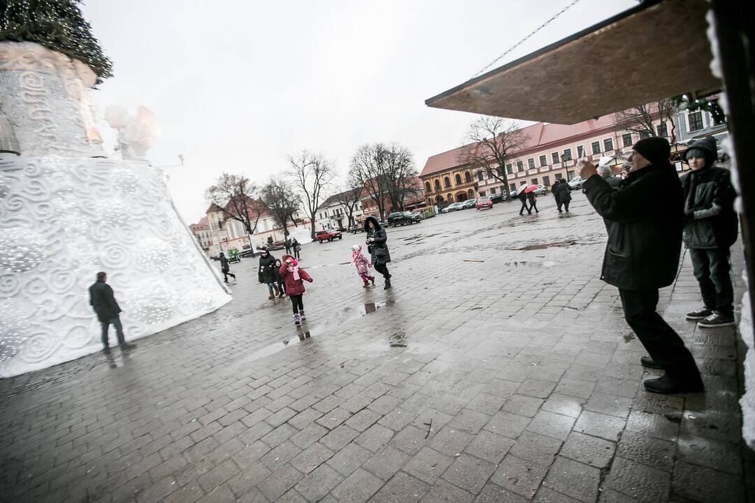 Kauniečiai apžiūrinėja Rotušės aikštės eglutę