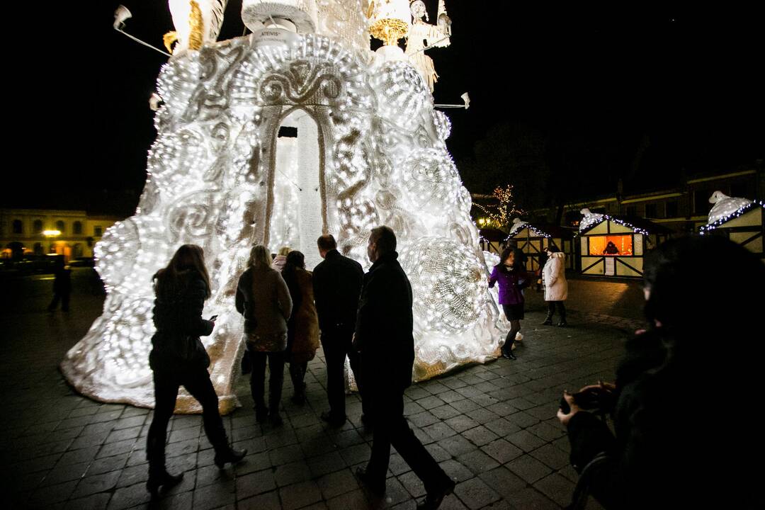 Kauniečiai apžiūrinėja Rotušės aikštės eglutę