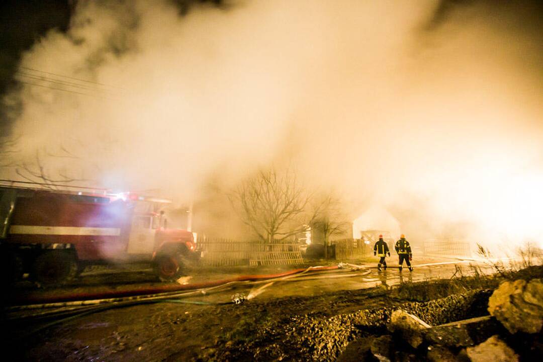 Rumšiškių baldų įmonėje - didžiulis gaisras