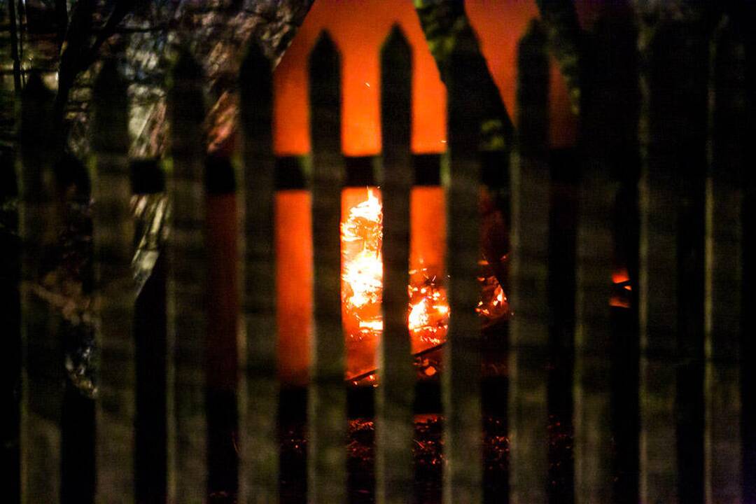 Rumšiškių baldų įmonėje - didžiulis gaisras