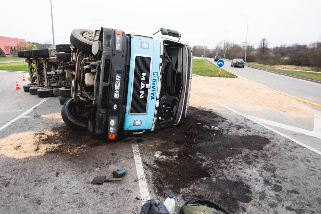 Apvirtęs sunkvežimis išbėrė 24 tonas grūdų