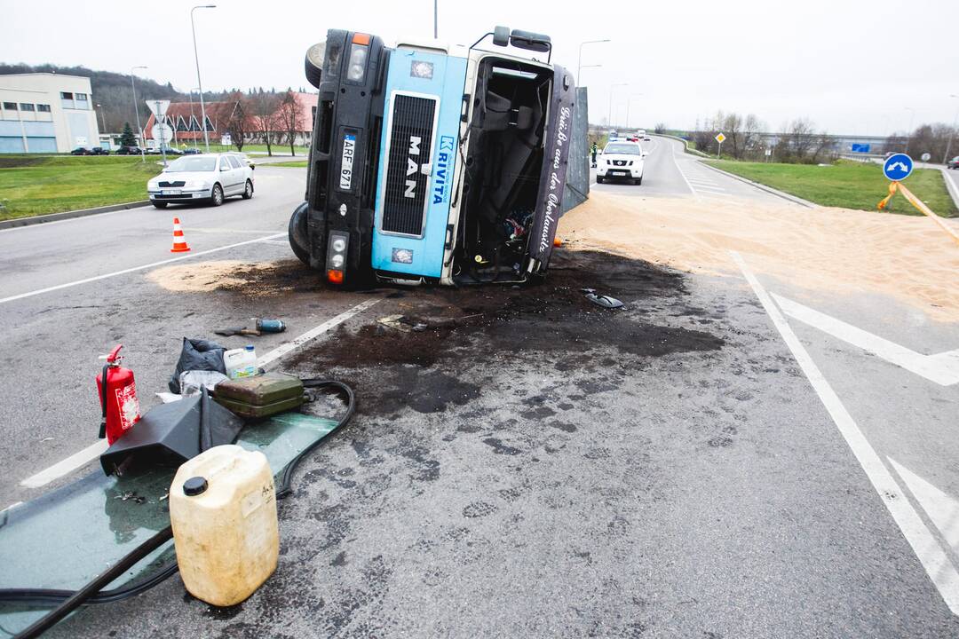 Apvirtęs sunkvežimis išbėrė 24 tonas grūdų