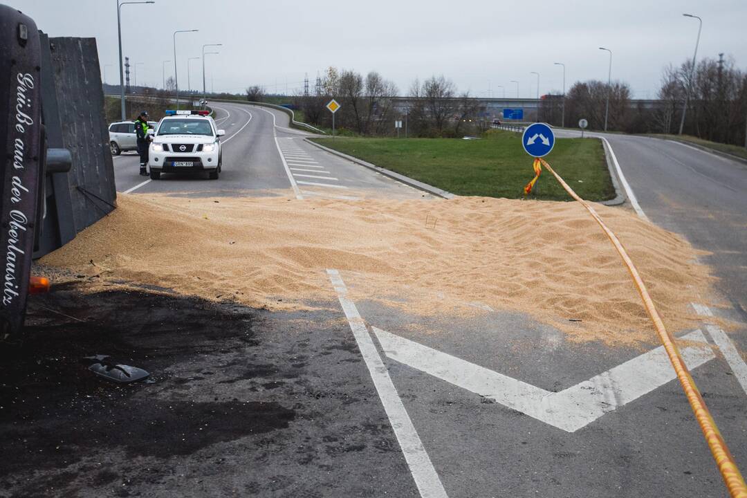 Apvirtęs sunkvežimis išbėrė 24 tonas grūdų