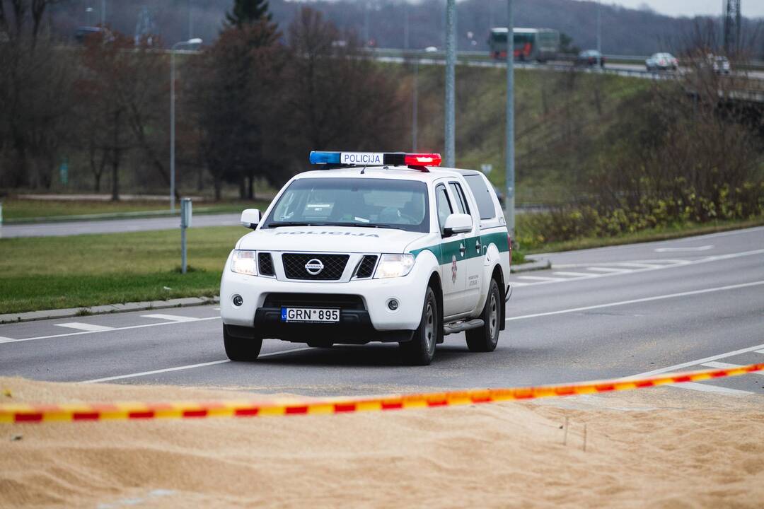 Apvirtęs sunkvežimis išbėrė 24 tonas grūdų