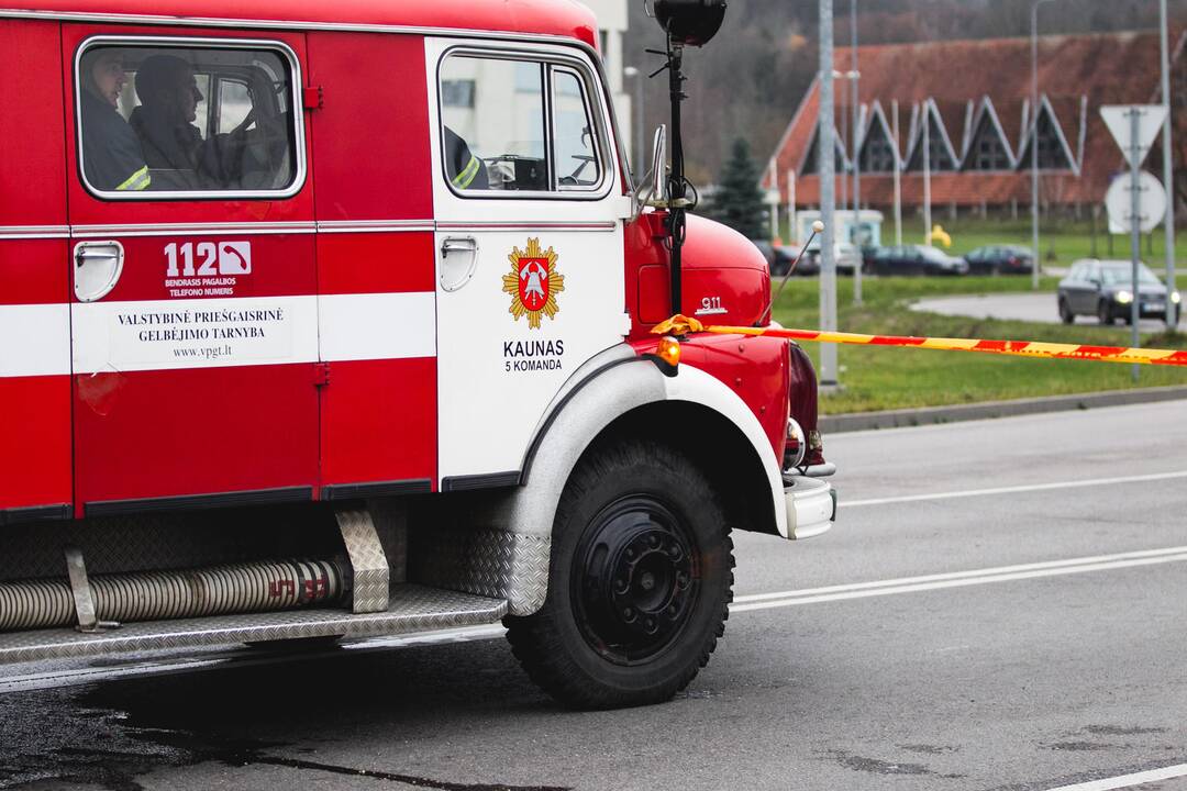 Apvirtęs sunkvežimis išbėrė 24 tonas grūdų