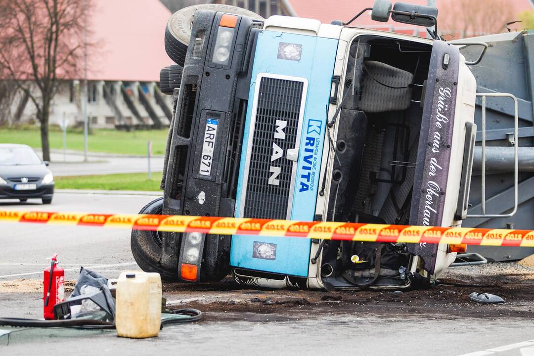 Apvirtęs sunkvežimis išbėrė 24 tonas grūdų