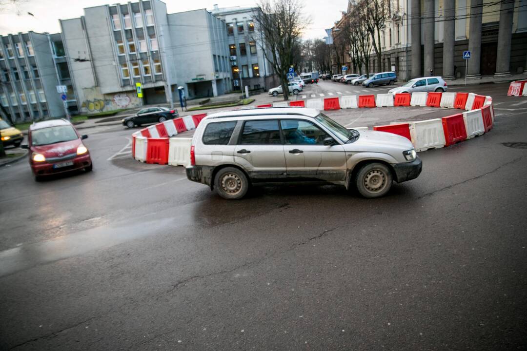 L. Sapiegos ir E. Ožeškienės gatvių sankirtoje įrengta laikina žiedinė sankryža