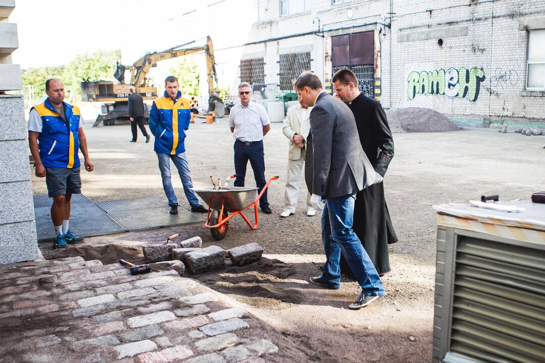 Prie Prisikėlimo bažnyčios pradėtas kloti grindinys