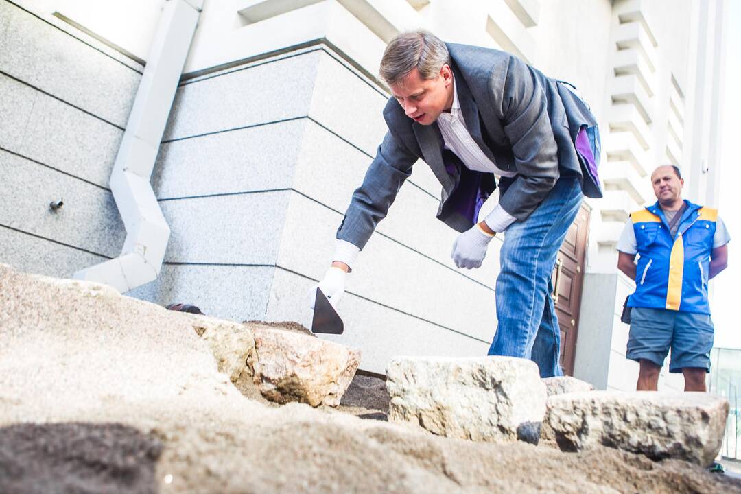 Prie Prisikėlimo bažnyčios pradėtas kloti grindinys
