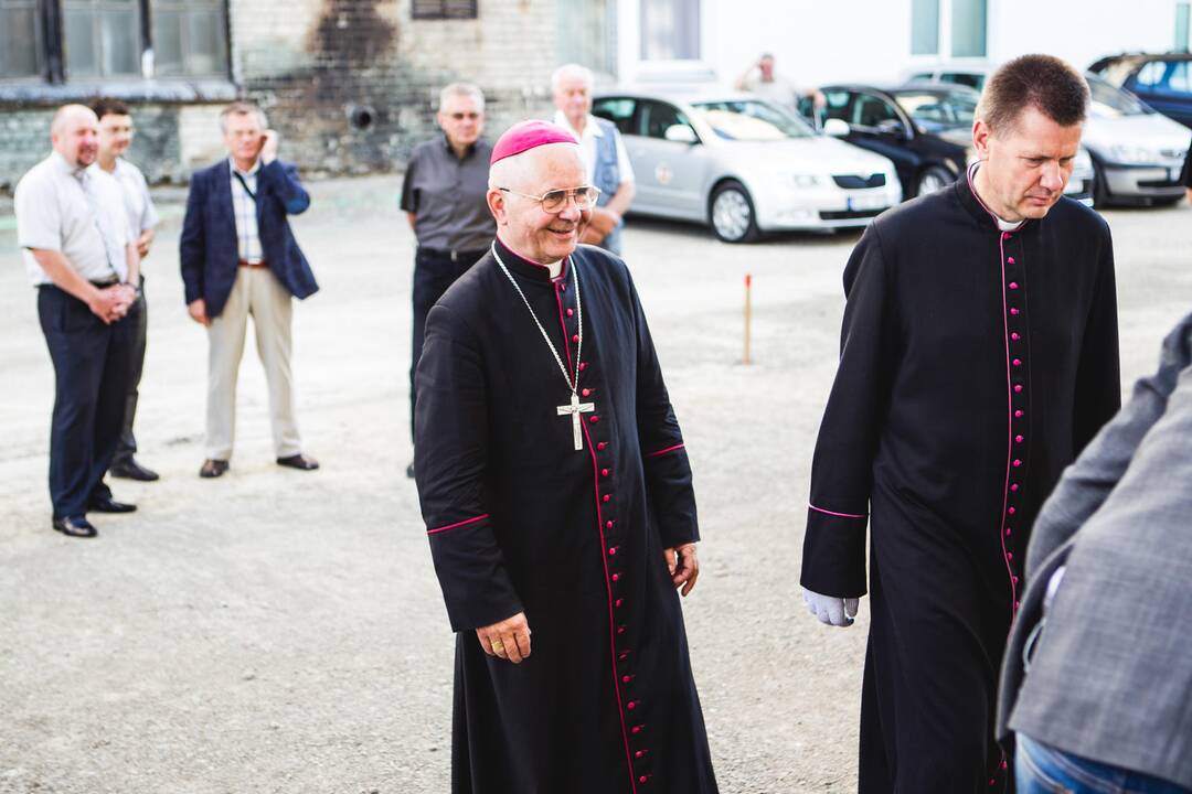 Prie Prisikėlimo bažnyčios pradėtas kloti grindinys