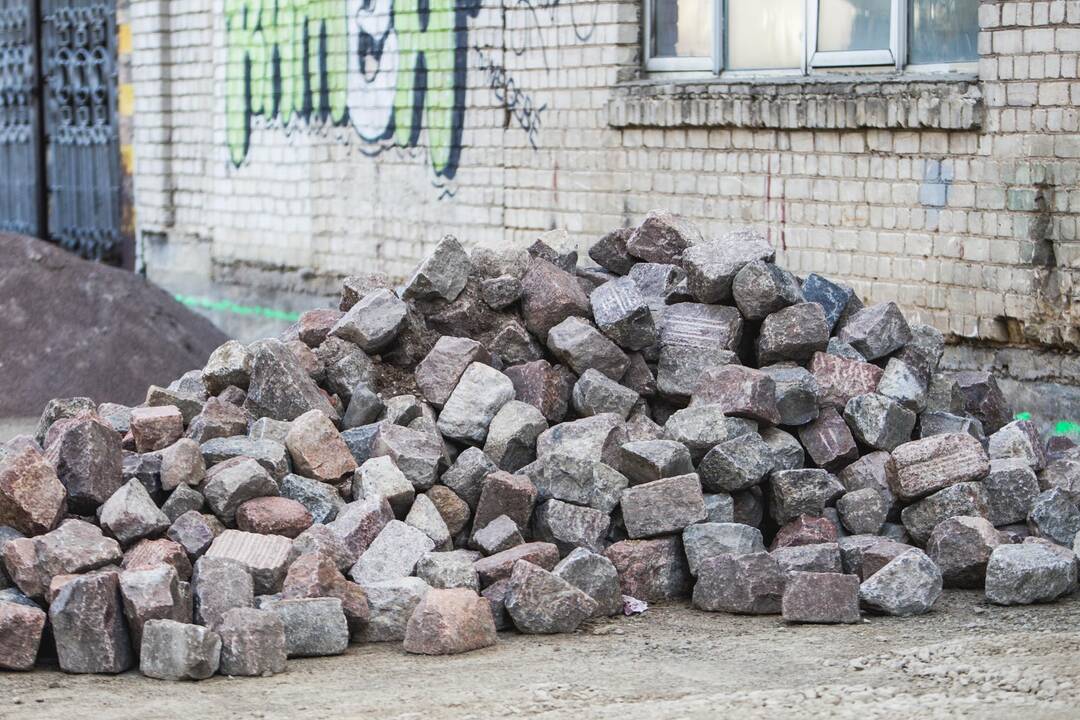Prie Prisikėlimo bažnyčios pradėtas kloti grindinys