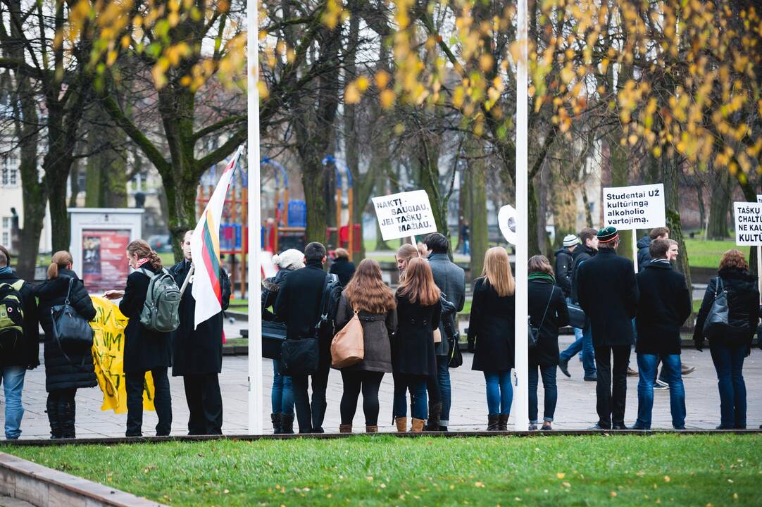 Jaunimo protestas prieš naktinius alkoholio prekybos taškus