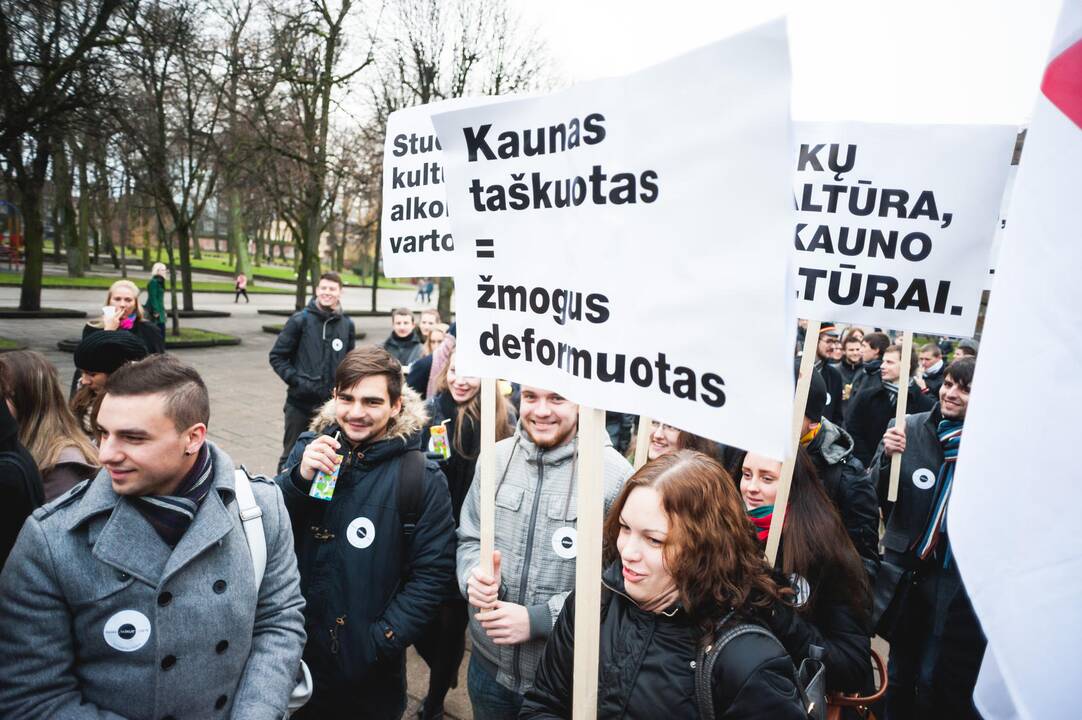 Jaunimo protestas prieš naktinius alkoholio prekybos taškus