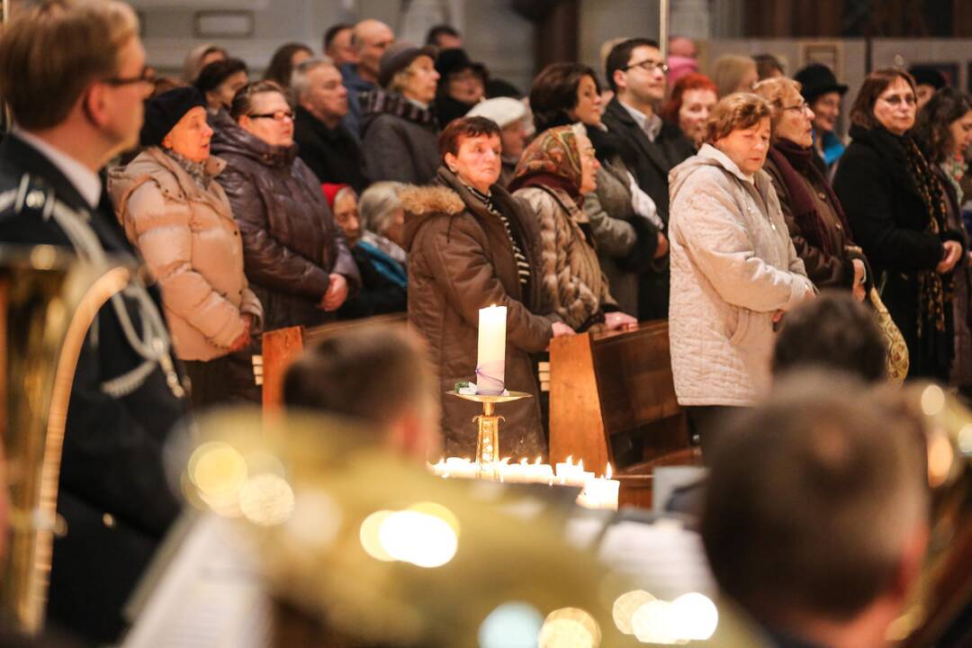 Per mišias uždegta 218 žvakių už žuvusius kelyje