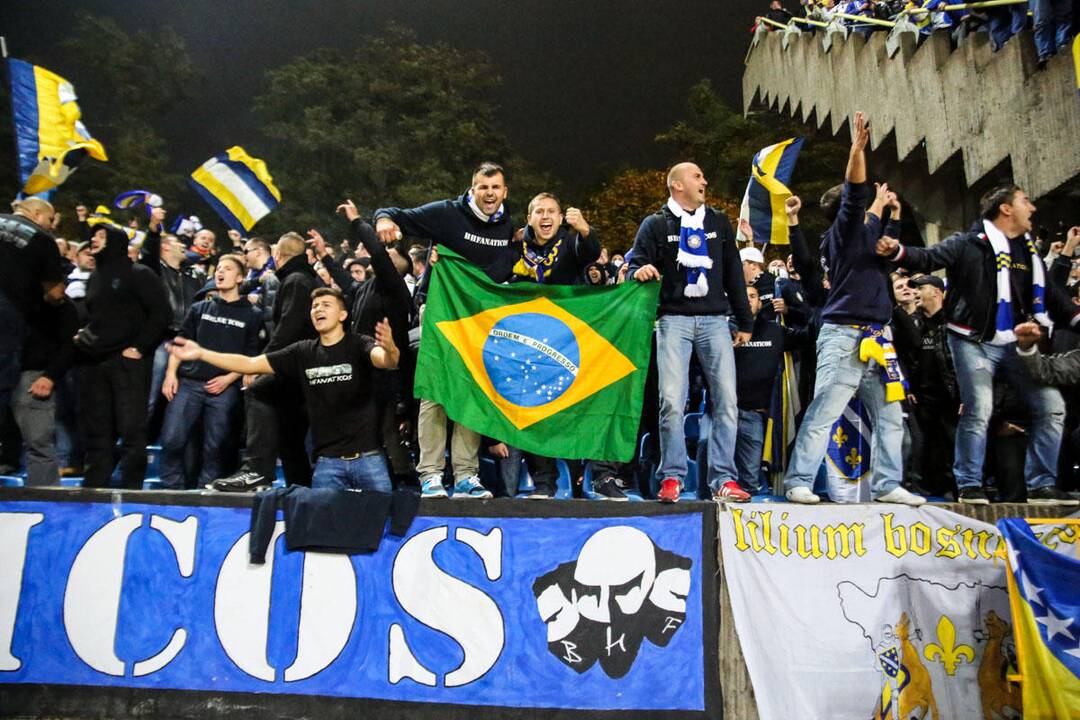 Po istorinės pergalės - siautulingas bosnių sirgalių šėlsmas 