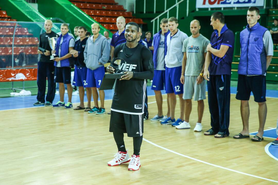 "Žalgiris" S.Butauto taurės finale po dramatiškos kovos nusileido VEF komandai 
