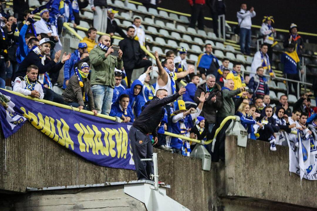 Po istorinės pergalės - siautulingas bosnių sirgalių šėlsmas 