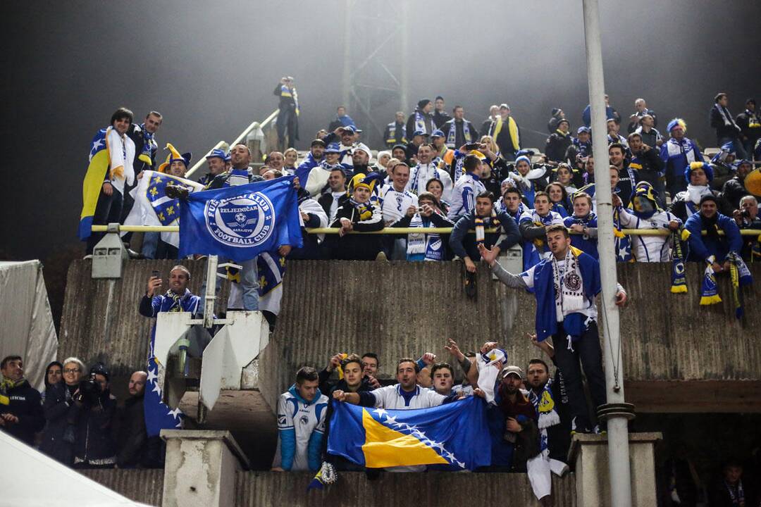 Po istorinės pergalės - siautulingas bosnių sirgalių šėlsmas 