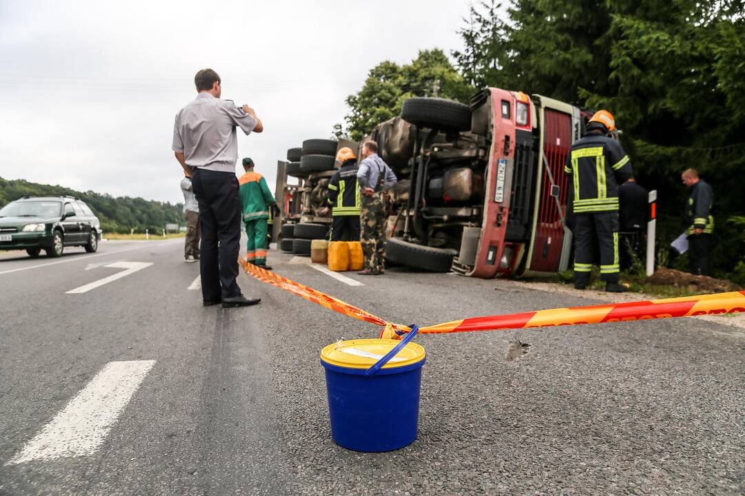 Lapėse apsivertė specialusis "Kauno švaros" automobilis